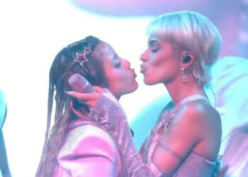 Tini Stoessel revolucionó los Premios Lo Nuestro con su jugado cambio de look y un beso con Emilia Mernes