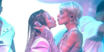 Tini Stoessel revolucionó los Premios Lo Nuestro con su jugado cambio de look y un beso con Emilia Mernes