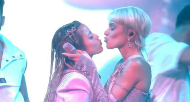 Tini Stoessel revolucionó los Premios Lo Nuestro con su jugado cambio de look y un beso con Emilia Mernes