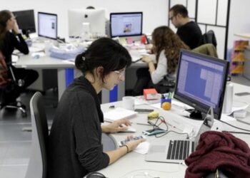 El Gobierno dispuso un aumento salarial del 12% a trabajadores estatales nacionales