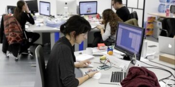 El Gobierno dispuso un aumento salarial del 12% a trabajadores estatales nacionales
