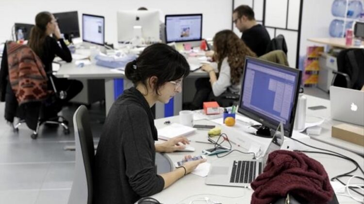 El Gobierno dispuso un aumento salarial del 12% a trabajadores estatales nacionales