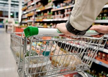 Las ventas en supermercados subieron 0,9% el año pasado pero cayeron 6,6% en diciembre