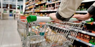 Las ventas en supermercados subieron 0,9% el año pasado pero cayeron 6,6% en diciembre