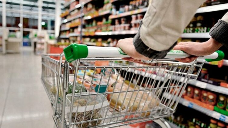 Las ventas en supermercados subieron 0,9% el año pasado pero cayeron 6,6% en diciembre