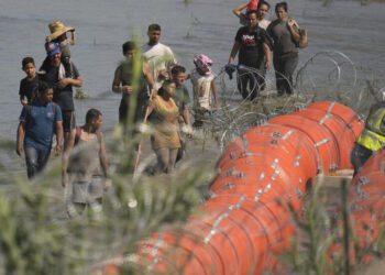 Envían tropas a Texas para frenar inmigrantes