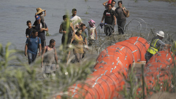 Envían tropas a Texas para frenar inmigrantes