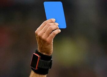 Las reglas del fútbol podrían cambiar con la posible incorporación de la «tarjeta azul»