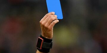 Las reglas del fútbol podrían cambiar con la posible incorporación de la «tarjeta azul»