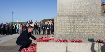 En Malvinas, Cameron dijo que espera que las islas sean británicas «posiblemente para siempre»