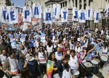 A días de comenzar las clases, docentes luchan por la paritaria y Milei insiste en que no habrá convocatoria