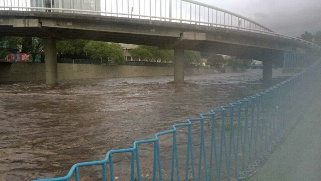 La intensa tormenta en Córdoba dejó evacuados, viviendas inundadas y postes caídos