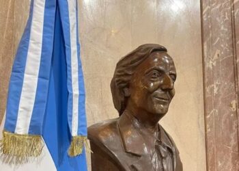Villarruel retiró un busto de Néstor Kirchner de un salón del Congreso y hubo protestas del FdT