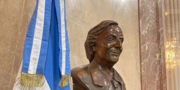Villarruel retiró un busto de Néstor Kirchner de un salón del Congreso y hubo protestas del FdT