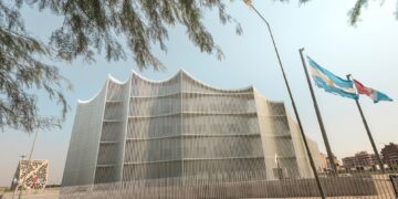 Entre protestas de la UEPC, Llaryora abre un nuevo período legislativo