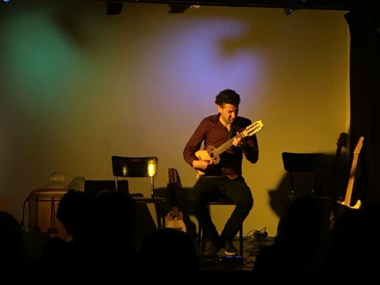 Andrés Izurieta interpreta con su charango canciones y estilos de todo el mundo.