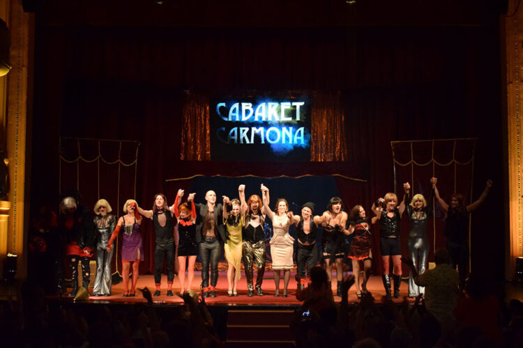 “Cabaret Carmona” presenta más de quince artistas, durante los 75 minutos en los que transcurre la obra.