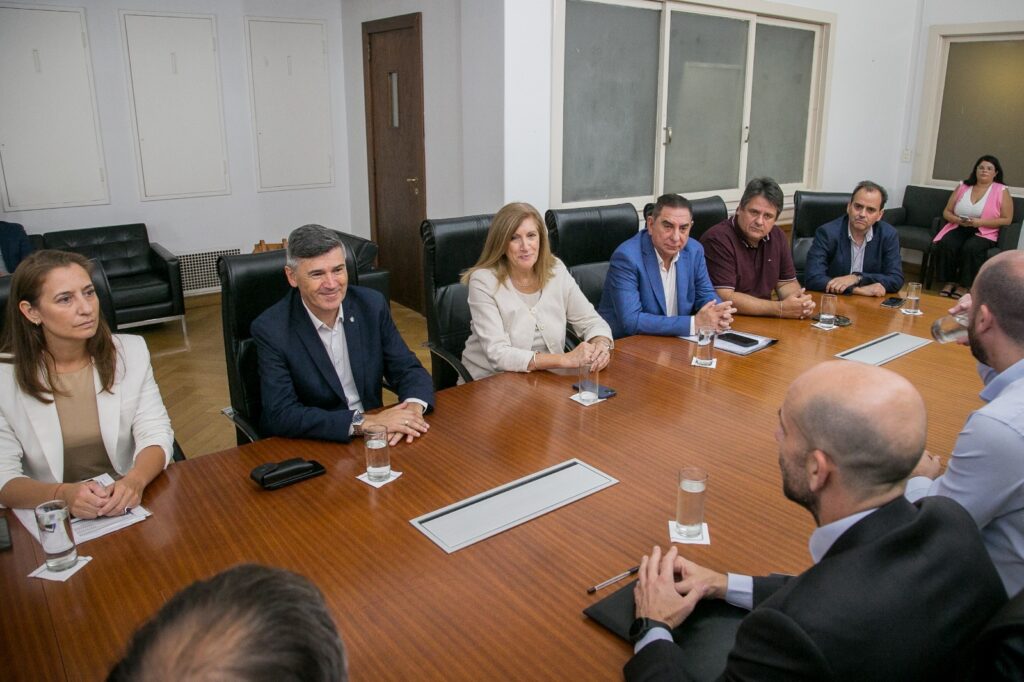 Passerini junto a intendentes de seis provincias declaran emergencia de transporte