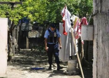 Un hombre perdió la vida tras un enfrentamiento de bandas y uniformados en un barrio cordobés