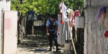 Un hombre perdió la vida tras un enfrentamiento de bandas y uniformados en un barrio cordobés