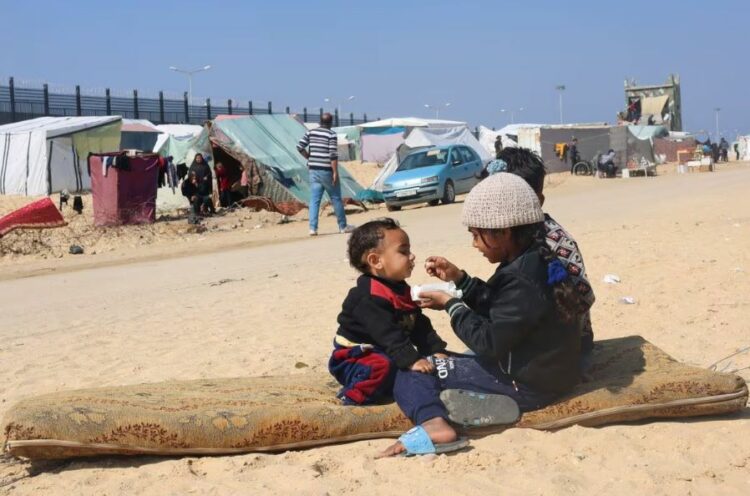 Una niña y un niño en un campamento, en la frontera con Egipto, en Rafah.