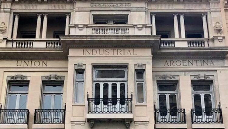 La Unión Industrial Argentina pidió que se apruebe la ley ómnibus porque "impulsará la inversión"