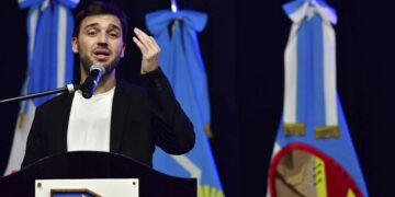 El gobernador de Chubut advirtió que interrumpirá la salida petróleo si le retienen la coparticipación