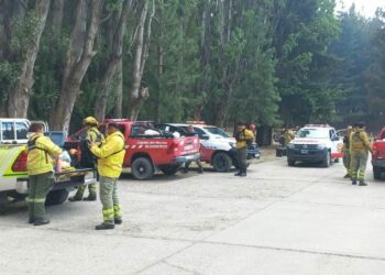 Bomberos cordobeses combaten el fuego activo hace una semana en Los Alerces