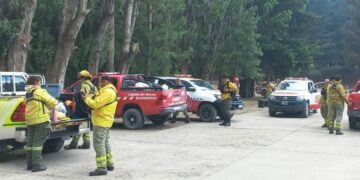 Bomberos cordobeses combaten el fuego activo hace una semana en Los Alerces