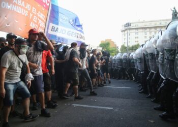 El Gobierno bajó más artículos para aprobar la Ley ómnibus