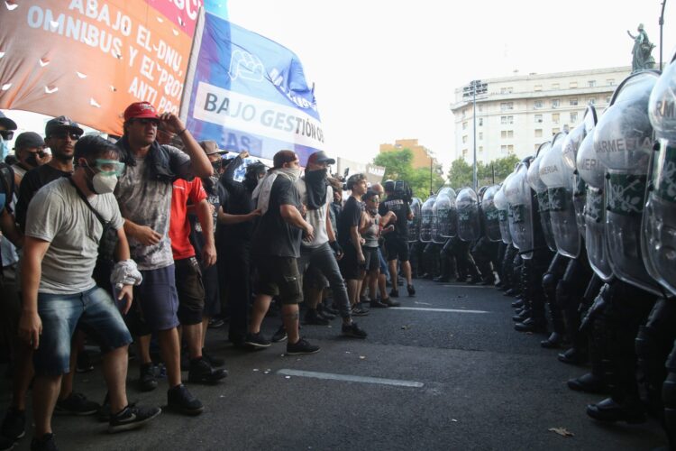 El Gobierno bajó más artículos para aprobar la Ley ómnibus