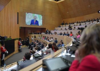 Educación, seguridad y salud: ejes de las críticas a Llaryora