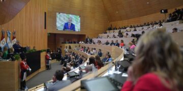 Educación, seguridad y salud: ejes de las críticas a Llaryora