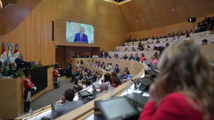 Educación, seguridad y salud: ejes de las críticas a Llaryora