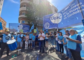 Protesta docente en cercanías de la Unicameral