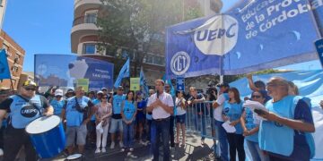 Protesta docente en cercanías de la Unicameral