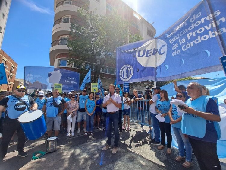 Protesta docente en cercanías de la Unicameral
