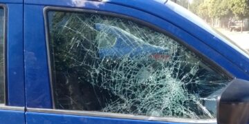 Policías recuperaron dos vehículos robados y 50 vecinos los atacaron a piedrazos