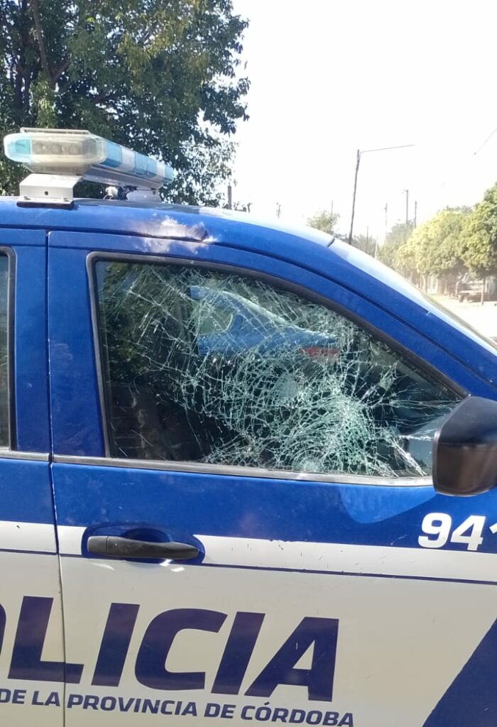 Policías recuperaron dos vehículos robados y 50 vecinos los atacaron a piedrazos