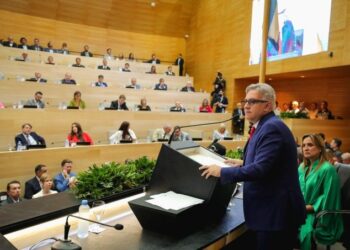 Llaryora puja por más partidas coparticipables para la provincia