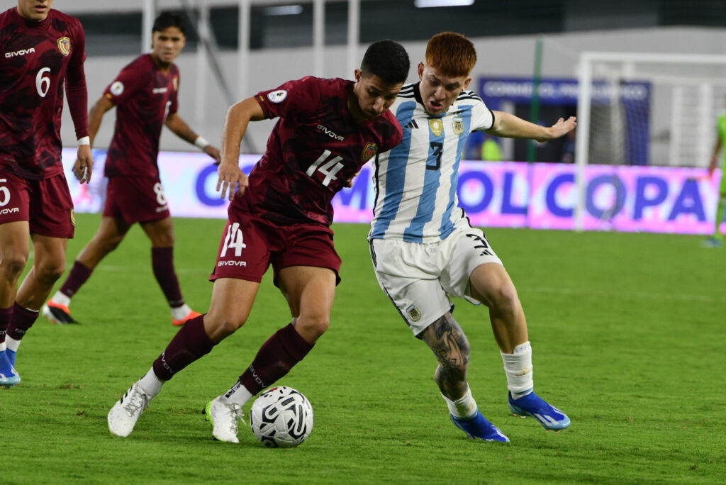 En el último segundo, Venezuela rescató un empate ante Argentina