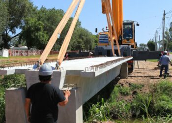 Construyen una pasarela que unirá dos ciudades