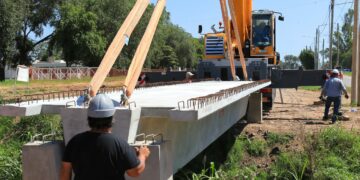 Construyen una pasarela que unirá dos ciudades