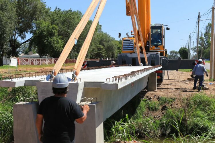 Construyen una pasarela que unirá dos ciudades