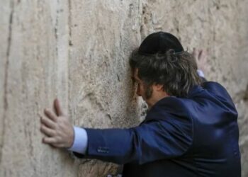 Milei en Israel lloró en el Muro de los Lamentos y aseguró que la Argentina esta «saliendo»