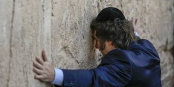 Milei en Israel lloró en el Muro de los Lamentos y aseguró que la Argentina esta «saliendo»