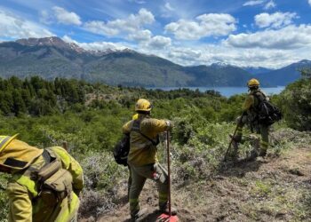 Una nueva delegación de bomberos cordobeses seguirá combatiendo el fuego en Los Alerces