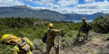 Una nueva delegación de bomberos cordobeses seguirá combatiendo el fuego en Los Alerces