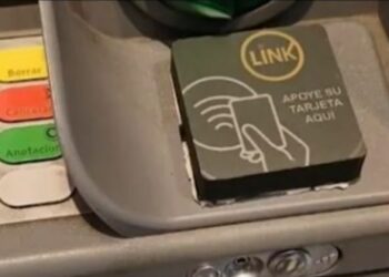 Un nuevo método de estafa fue detectado en un cajero automático de Córdoba y hay tres detenidos
