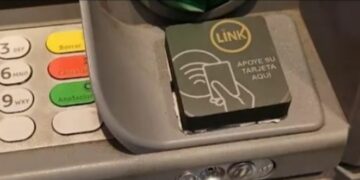Un nuevo método de estafa fue detectado en un cajero automático de Córdoba y hay tres detenidos